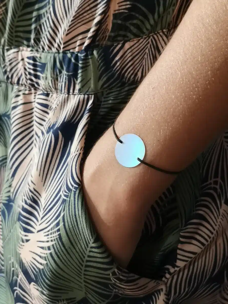 Gros plan du bracelet Harmonizel périménopause porté au poignet d'une femme au quotidien