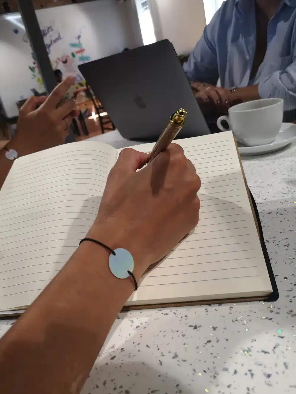 Bracelet Harmonizel SPM discret porté au travail en écrivant