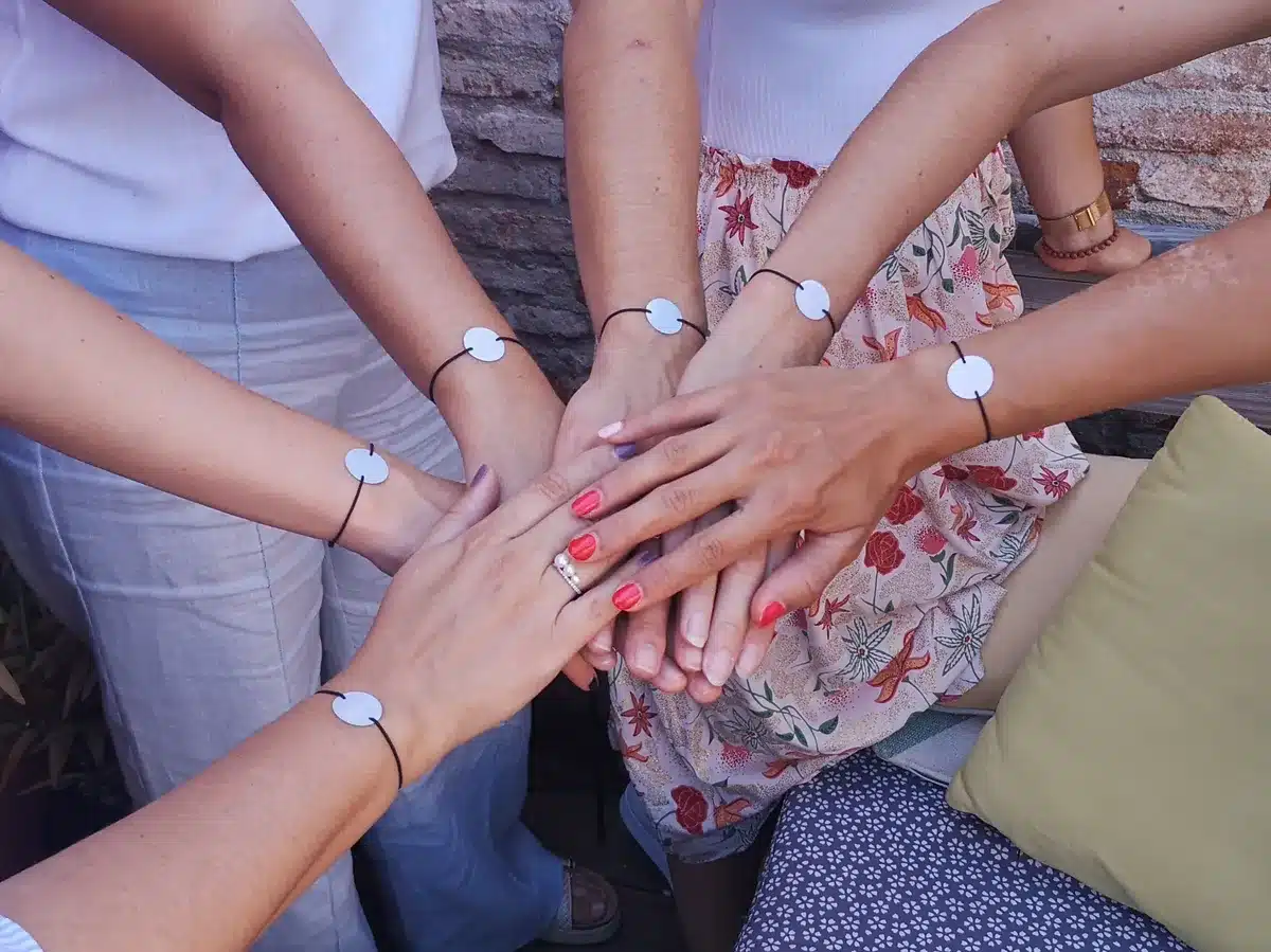 Groupe de femmes portant le bracelet Harmonizel contre les symptômes de périménopause