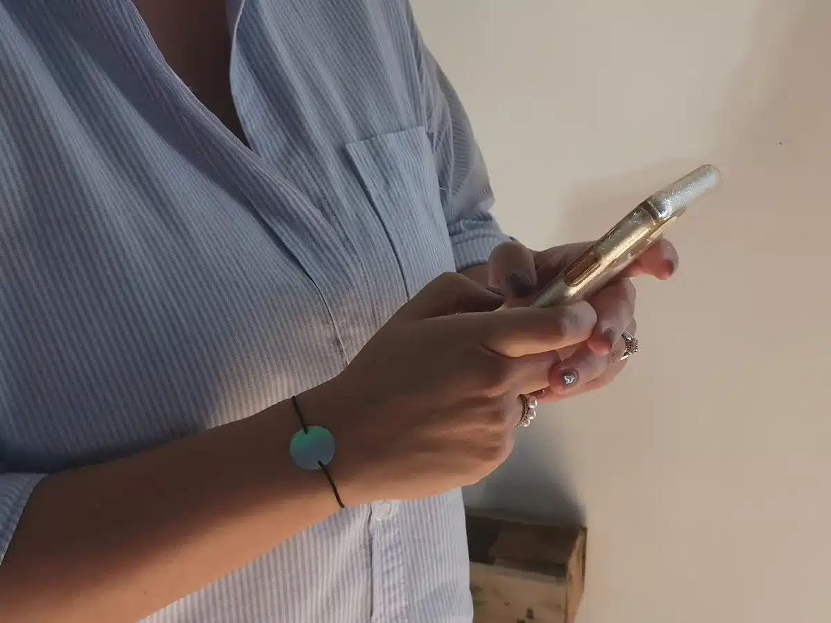 Gros plan du bracelet Harmonizel SPM porté au poignet d'une femme au quotidien